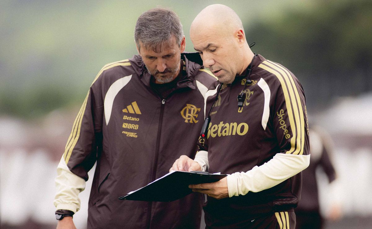 Leonardo Jardim recebe lista do scout do Flamengo com atacantes disponíveis até 27 de março