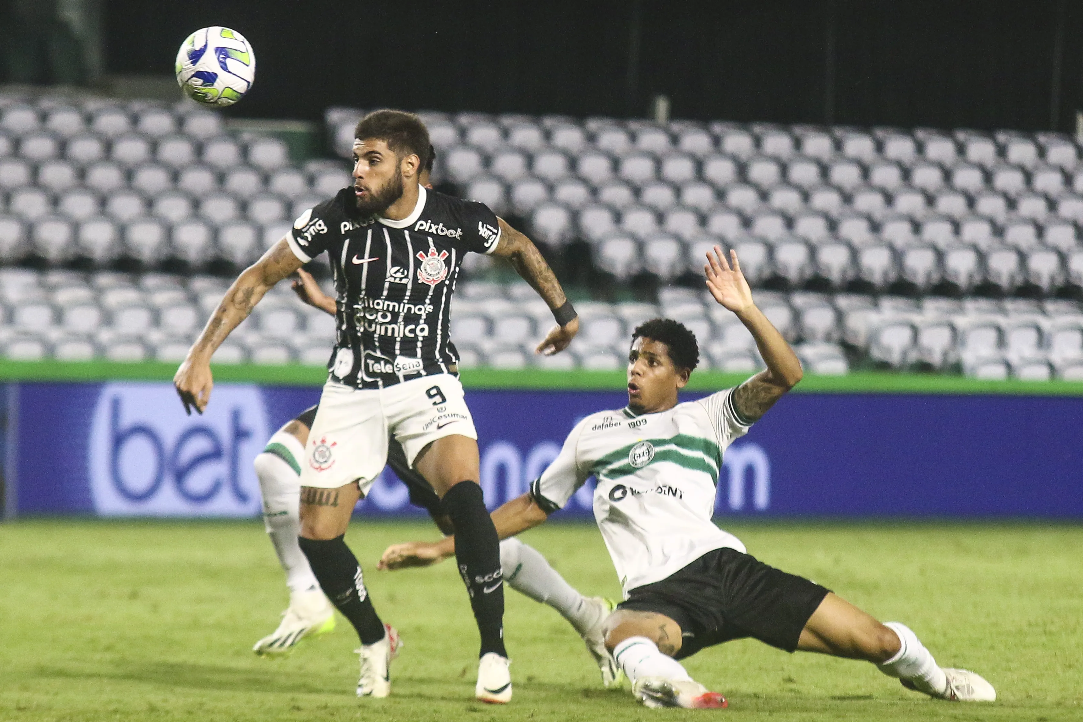 Último duelo entre as equipes aconteceu em 2023, no Couto Pereira, com vitória do Timão. Foto: Gabriel Machado/AGIF