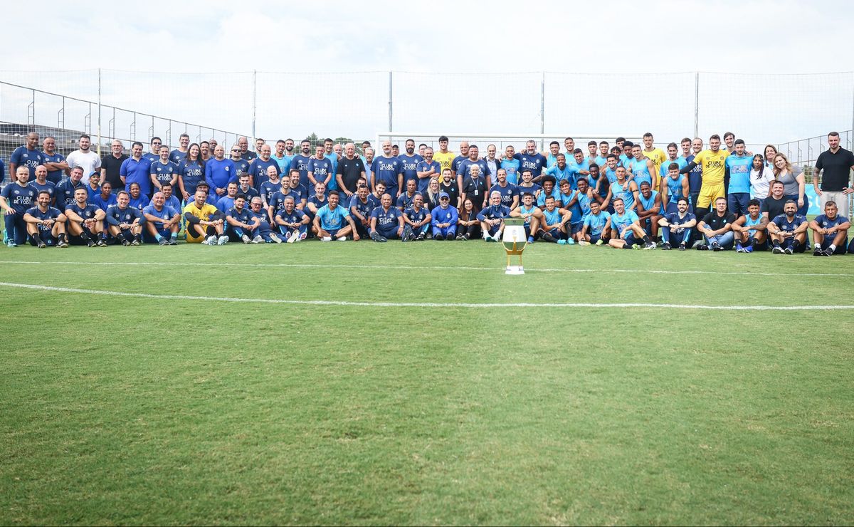 Luís Castro valoriza funcionários do CT em foto do título e reforça união no Grêmio