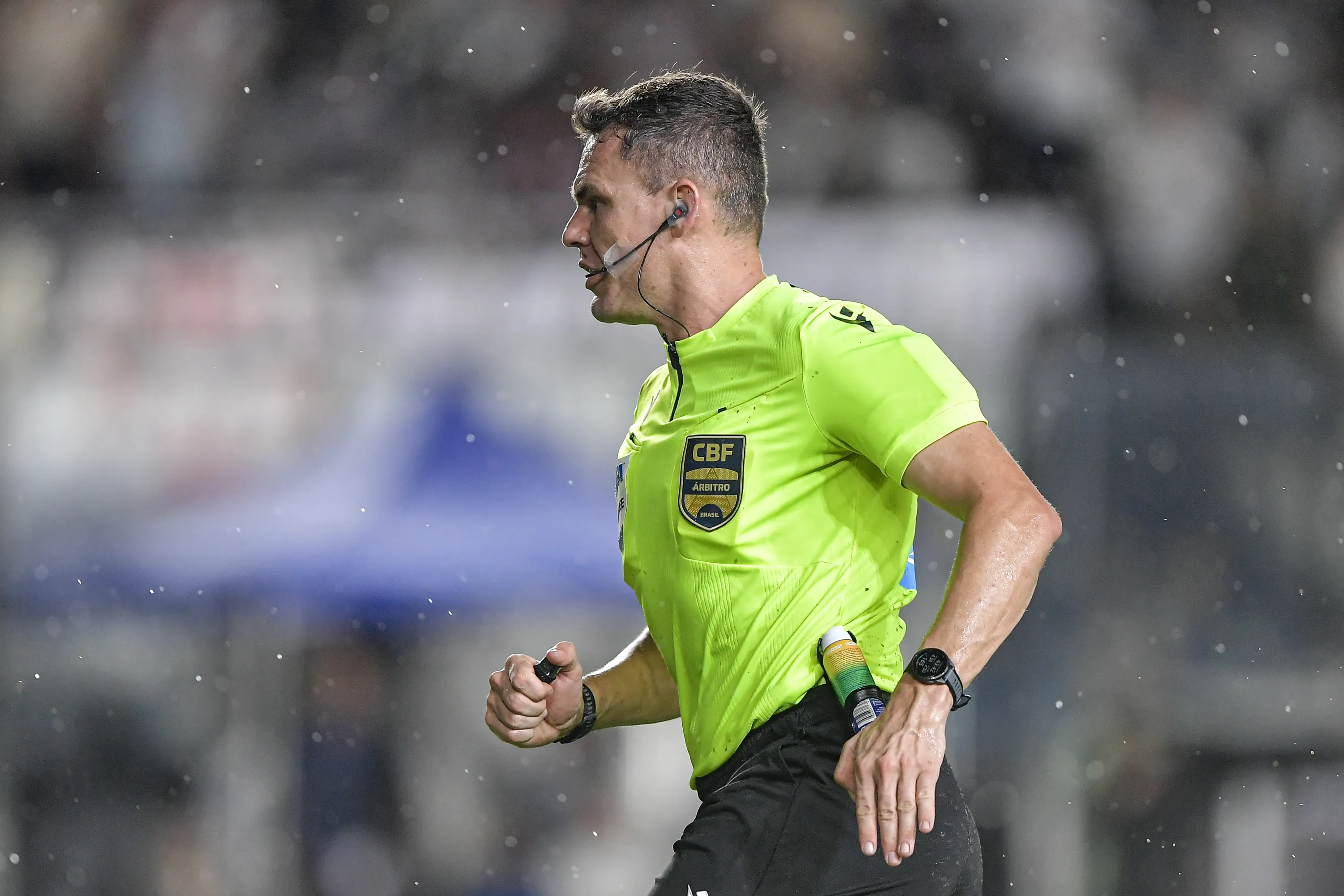 RJ – RIO DE JANEIRO – 11/02/2026 – BRASILEIRO A 2026, VASCO X BAHIA – O arbitro Paulo Cesar Zanovelli da Silva durante partida entre Vasco e Bahia no estadio Sao Januario pelo campeonato Brasileiro A 2026. Foto: Thiago Ribeiro/AGIF