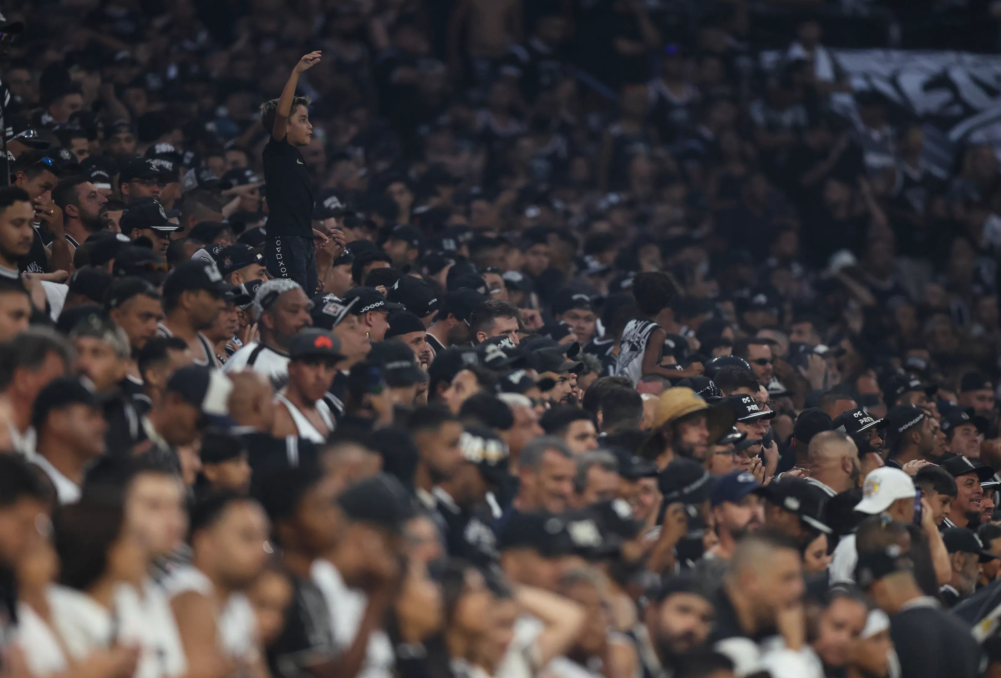 SAO PAULO, BRAZIL – MARCH 09: Fans of Corinthians cheer during a Campeonato Paulista semi-final match Corinthians and Santos at Neo Quimica Arena on March 09, 2025 in Sao Paulo, Brazil. (Photo by Alexandre Schneider/Getty Images)