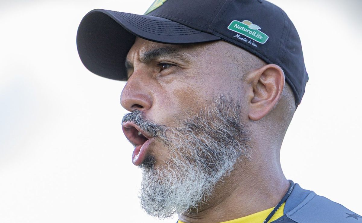 Rafael Guanaes critica Claus por expulsões em Mirassol x Santos ao retrucar Vojvoda: “Não tem justificativa”