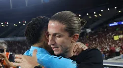 Filipe Luís cumprimentando Neymar antes de partida no Maracanã.