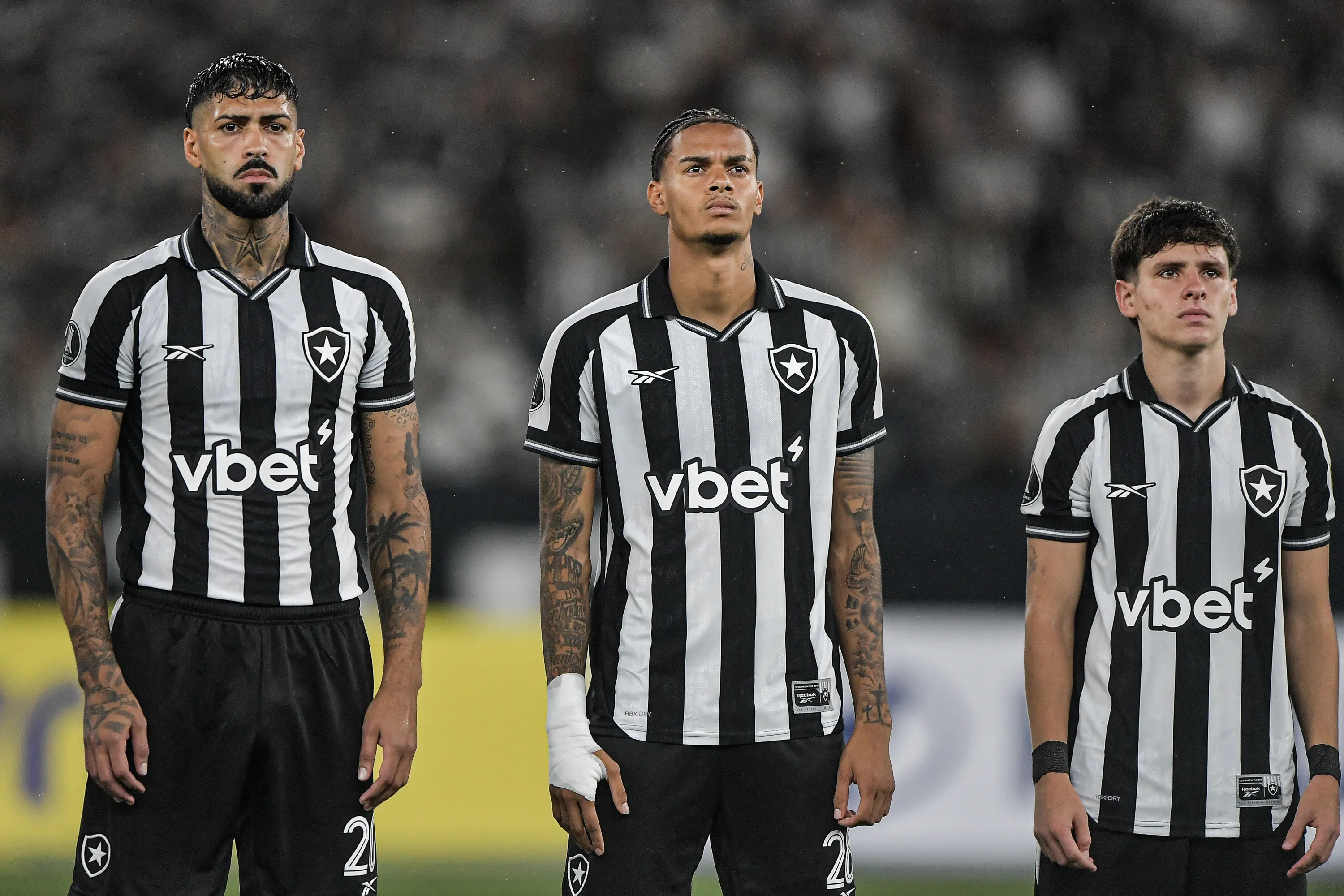 RJ – RIO DE JANEIRO – 10/03/2026 – COPA LIBERTADORES 2026, BOTAFOGO X BARCELONA DE GUAYAQUIL – Barboza, Newton e Montoro jogadores do Botafogo durante partida contra o Barcelona de Guayaquil no estadio Engenhao pelo campeonato Copa Libertadores 2026. Foto: Thiago Ribeiro/AGIF
