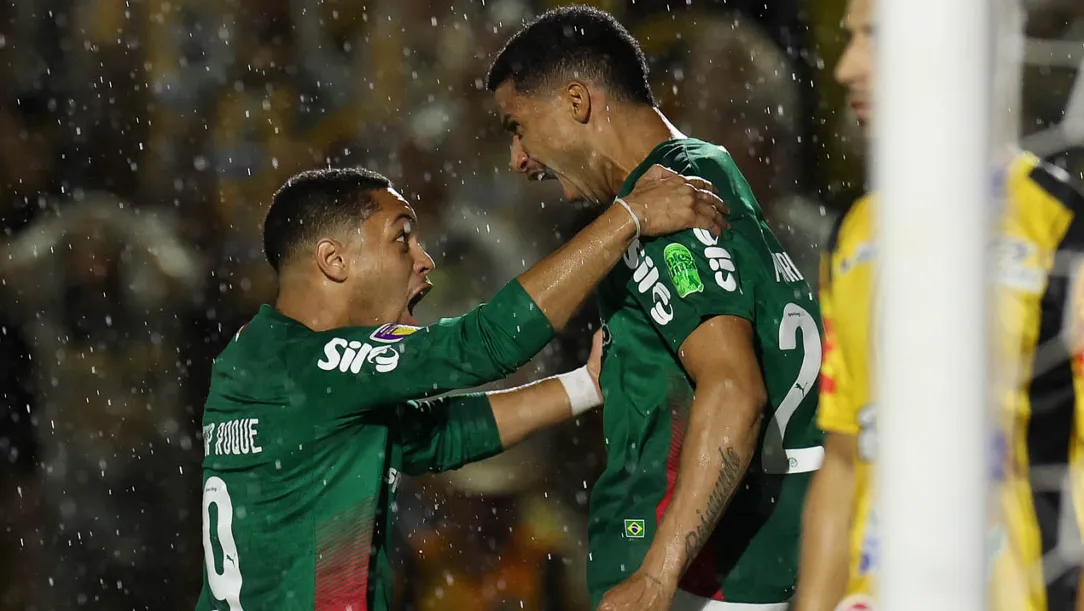 Vitor Roque (E) comemora gol com Murilo (D) – Foto: César Greco/Ag. Palmeiras