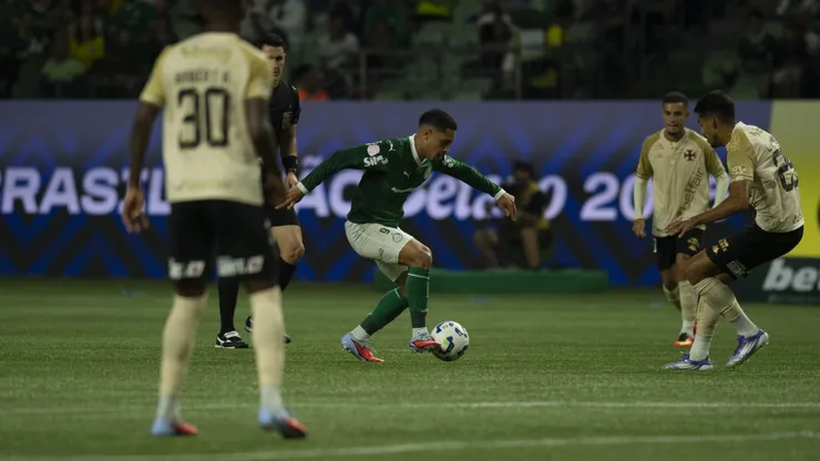 Vitor Roque, do Palmeiras durante partida contra o Vasco no estadio Arena Allianz Parque pelo campeonato Brasileiro A 2025. Foto: Anderson Romao/AGIF