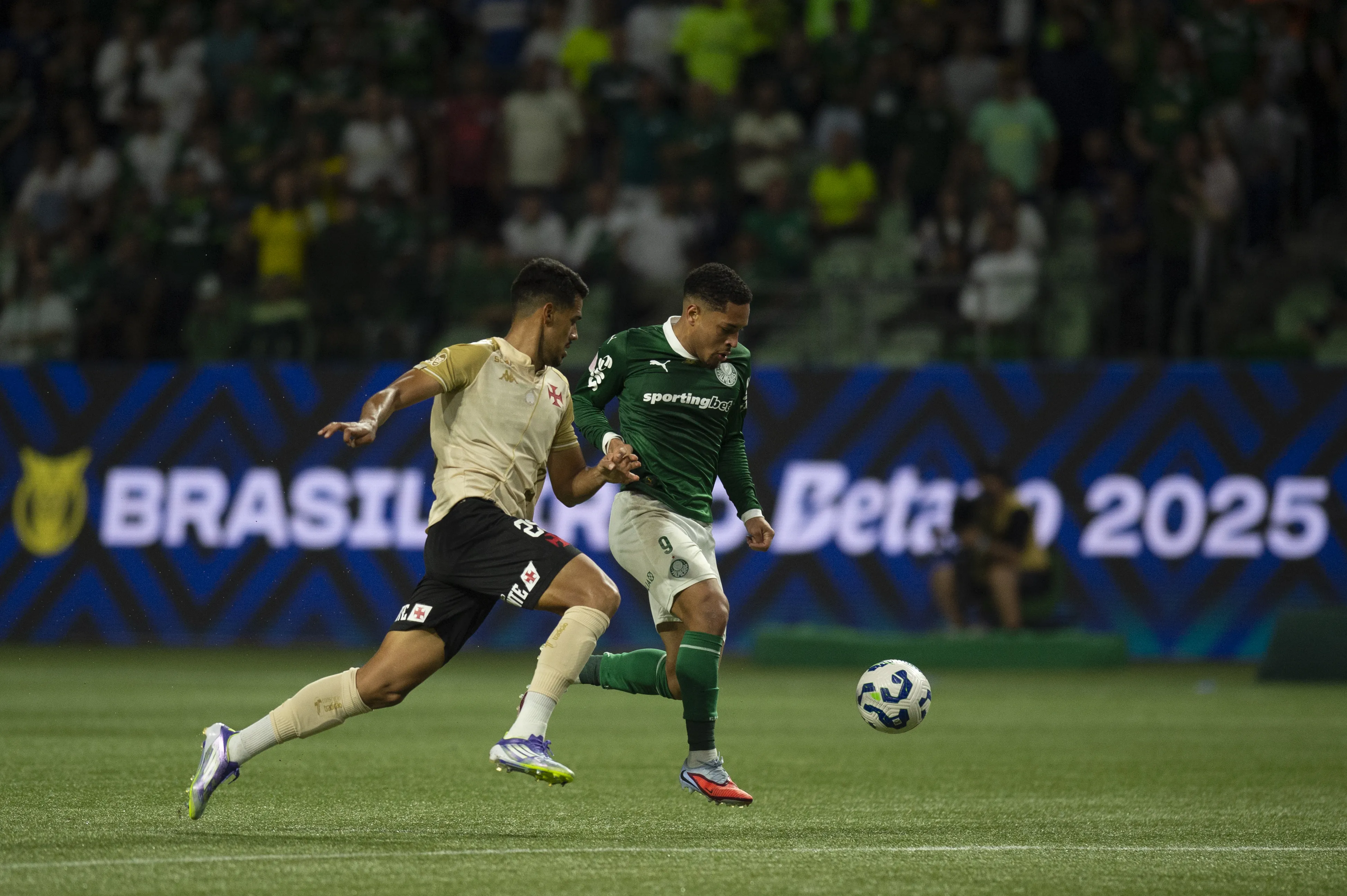 Vitor Roque jogador do Palmeiras disputa lance com Oliveira jogador do Vasco durante partida no estadio Arena Allianz Parque pelo campeonato Brasileiro A 2025. Foto: Anderson Romao/AGIF