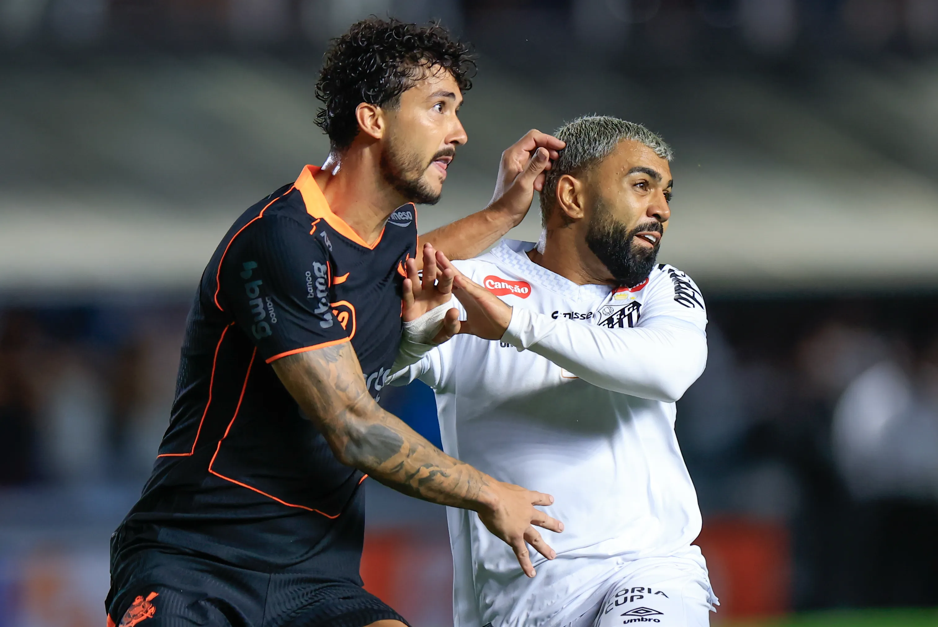 Gabriel Barbosa jogador do Santos disputa lance com Gustavo Henrique jogador do Corinthians durante partida no estadio Vila Belmiro pelo campeonato Paulista 2026. Foto: Marcello Zambrana/AGIF