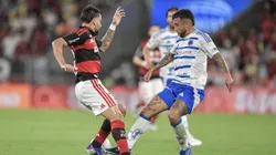 Paqueta, jogador do Flamengo, disputa lance com Matheus Henrique jogador do Cruzeiro durante partida no estadio Maracana pelo campeonato Brasileiro A 2026. Foto: Thiago Ribeiro/AGIF