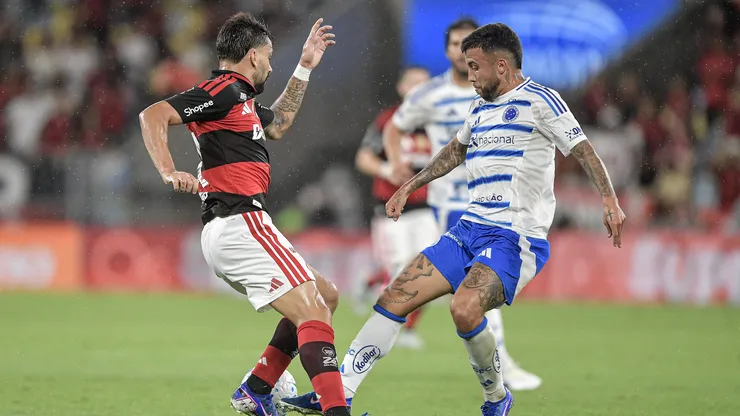 Paqueta, jogador do Flamengo, disputa lance com Matheus Henrique jogador do Cruzeiro durante partida no estadio Maracana pelo campeonato Brasileiro A 2026. Foto: Thiago Ribeiro/AGIF