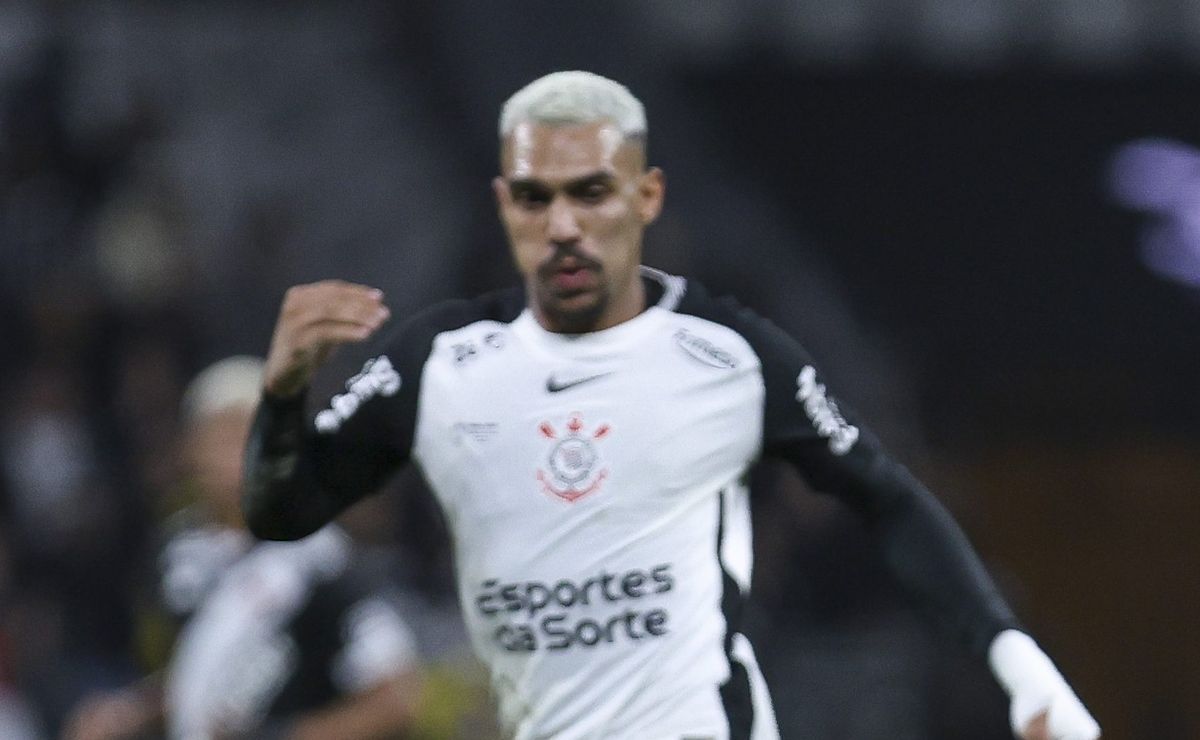 Coxa abre o placar na Neo Química Arena em lance de bola parada.   Torcida do Corinthians ergue a voz para tentar empurrar o time em campo, que até agora não conseguiu entregar nada de especial.