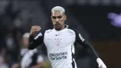 Matheusinho, lateral do Corinthians em partida pelo campeonato brasileiro (Foto: Ricardo Moreira/Getty Images)