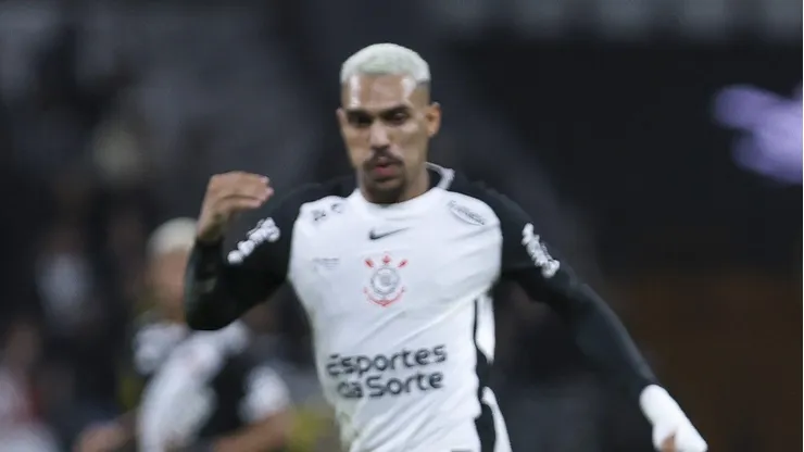 Matheusinho, lateral do Corinthians em partida pelo campeonato brasileiro (Foto: Ricardo Moreira/Getty Images)