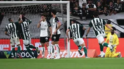 Jacy jogador do Coritiba comemora seu gol com jogadores do seu time durante partida contra o Corinthians. Foto: Ettore Chiereguini/AGIF