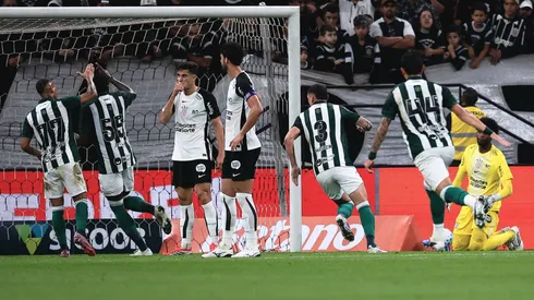  Jacy jogador do Coritiba comemora seu gol com jogadores do seu time durante partida contra o Corinthians. Foto: Ettore Chiereguini/AGIF
