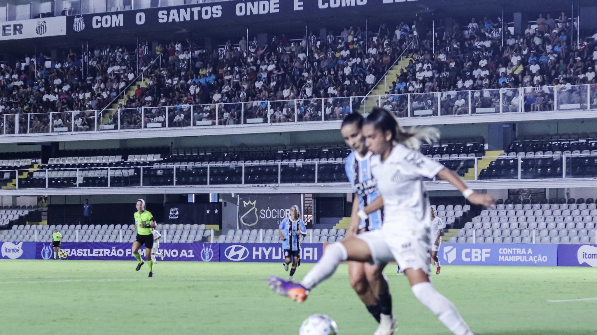 Jogadoras do Santos e Grêmio na Vila Belmiro