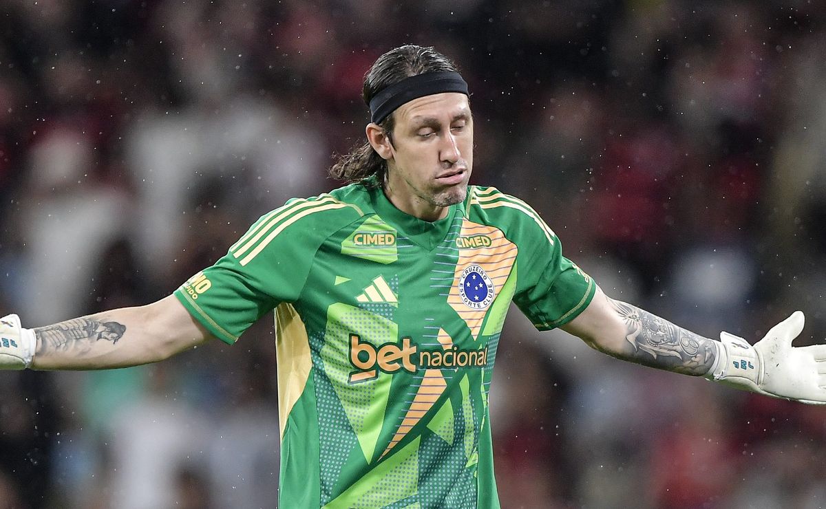 Cássio preocupa no Cruzeiro após sair de maca do gramado e suspeita é de lesão no ombro esquerdo