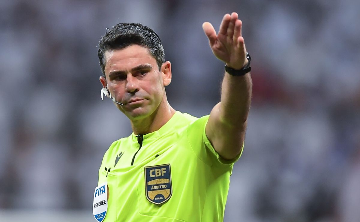 Árbitro Flávio Rodrigues de Souza recebe ajuda do VAR em Flamengo x Cruzeiro e retira expulsão de Matheusinho