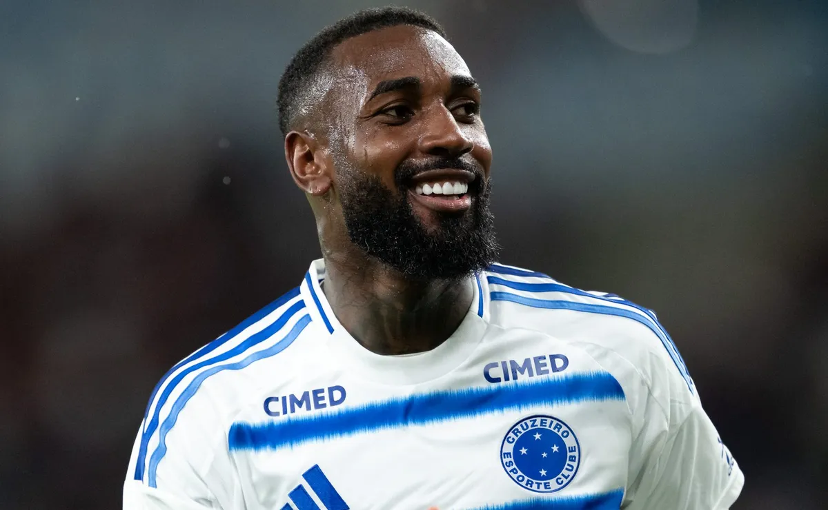 Marcão, pai de Gerson, precisou sair escoltado das arquibancadas do Maracanã após ser atingido por copo