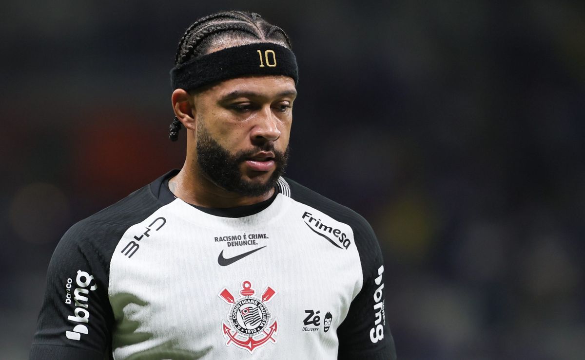 Memphis Depay sofre com críticas pesadas após Corinthians x Coritiba e é alvo da Fiel