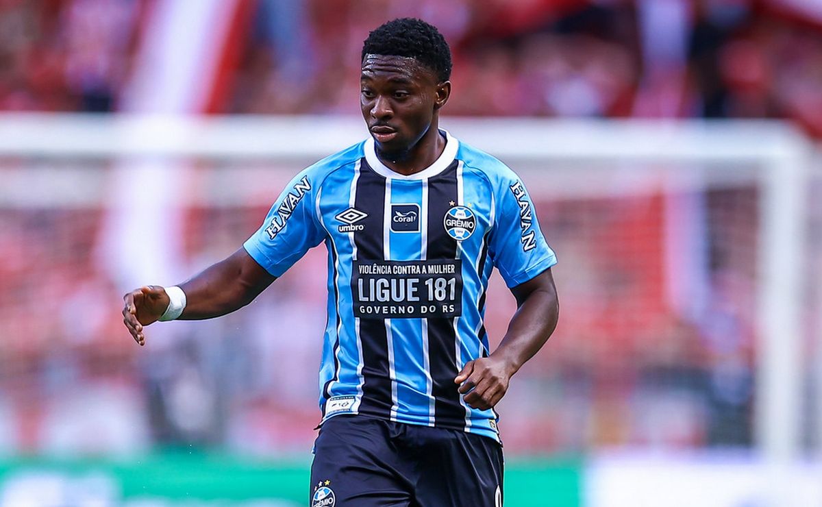 Amuzu é desfalque em treino do Grêmio por nascimento de filha e enfrentará o Red Bull Bragantino