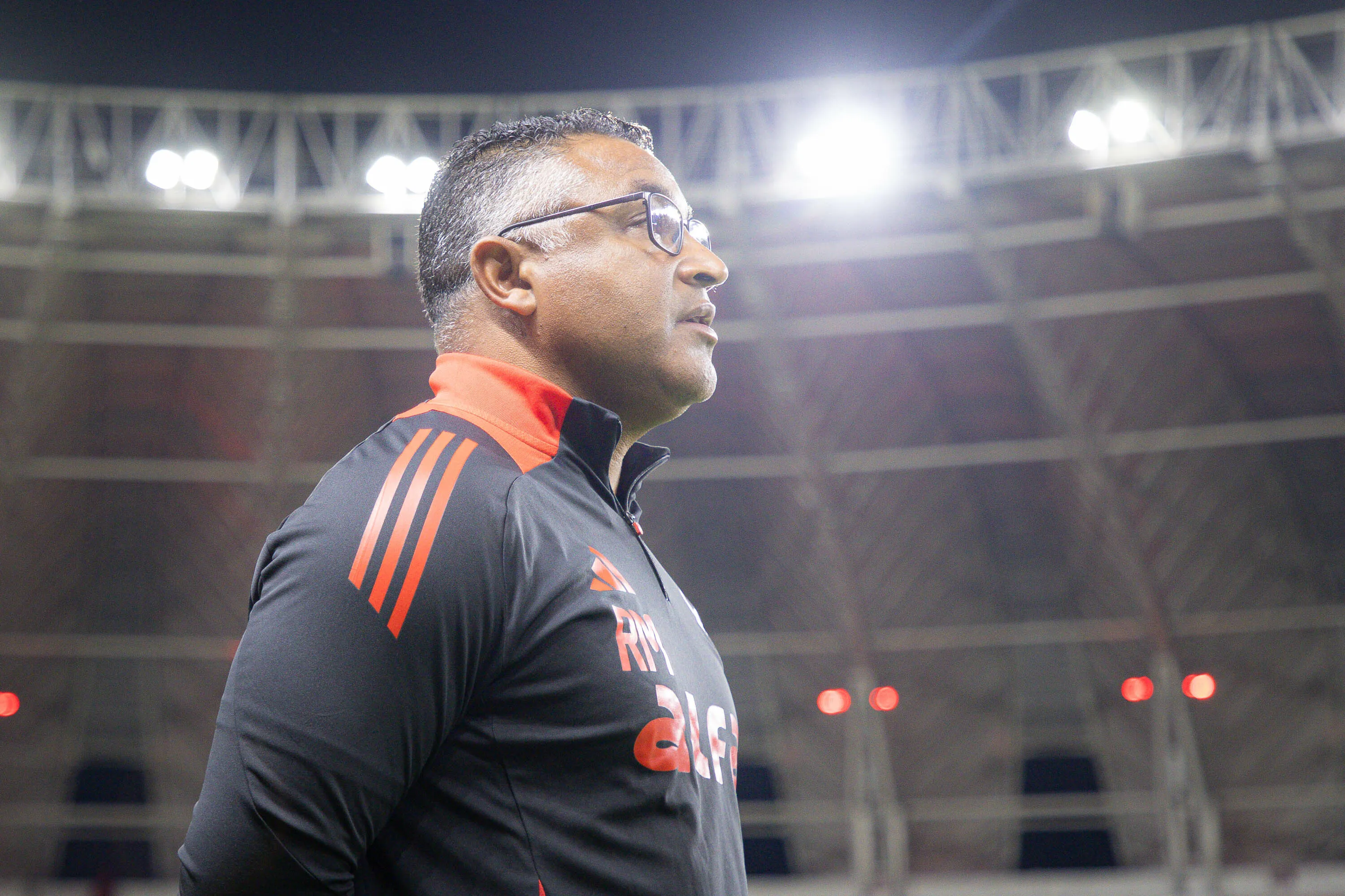 RS – PORTO ALEGRE – 31/08/2025 – BRASILEIRO A 2025, INTERNACIONAL X FORTALEZA – Roger Machado tecnico do Internacional durante partida contra o Fortaleza no estadio Beira-Rio pelo campeonato Brasileiro A 2025. Foto: Maxi Franzoi/AGIF
