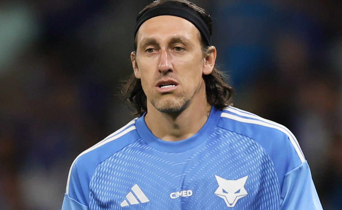 Cássio vira problema no Cruzeiro após trauma no joelho e sequência da temporada fica comprometida