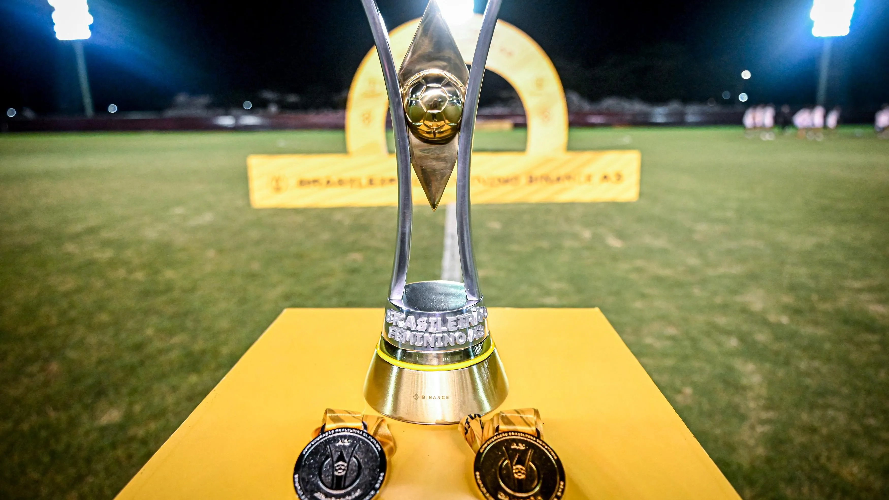 Taça e medalhas do Brasileirão Feminino A3