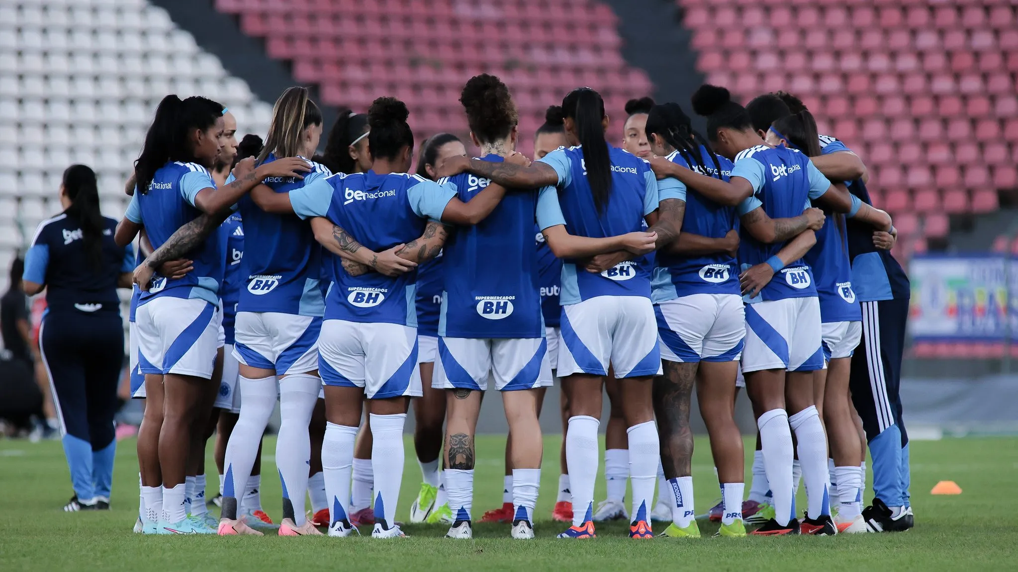 Elenco feminino do Cruzeiro em campo