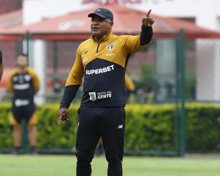 Roger Machado comanda um treino no São Paulo. Foto: Rubens Chiri/São Paulo FC