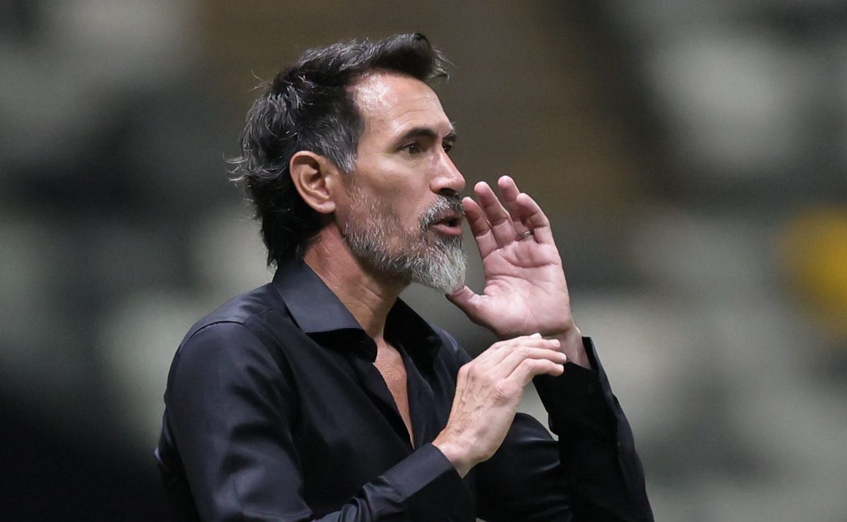 Eduardo Domínguez se fecha nos bastidores junto com os jogadores após perda do título Mineiro