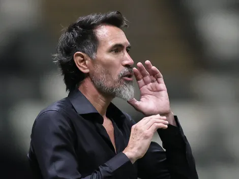 Eduardo Domínguez se fecha nos bastidores junto com os jogadores