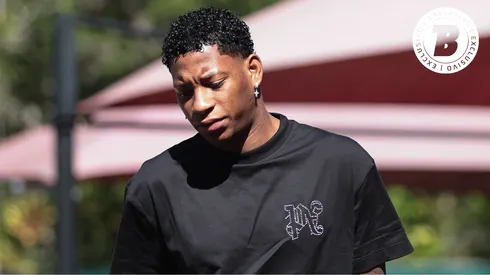 Gonzalo Plata jogador do Flamengo em chegada ao CT do Ninho do Urubu
