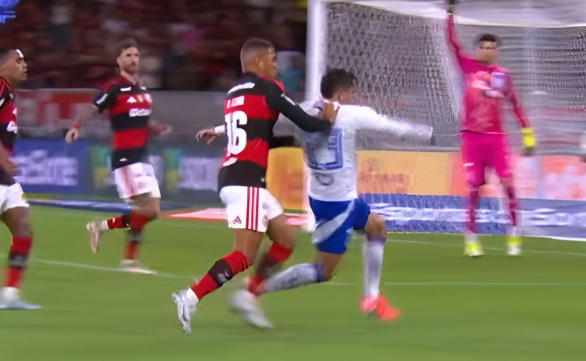 CBF ignora polêmica de pênalti em Fagner e não divulga áudio do VAR de Flamengo x Cruzeiro