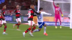 Lance de Samuel Lino puxando Fagner foi ignorado em análise da CBF sobre o VAR em Flamengo x Cruzeiro - Foto: Reprodução/geTV