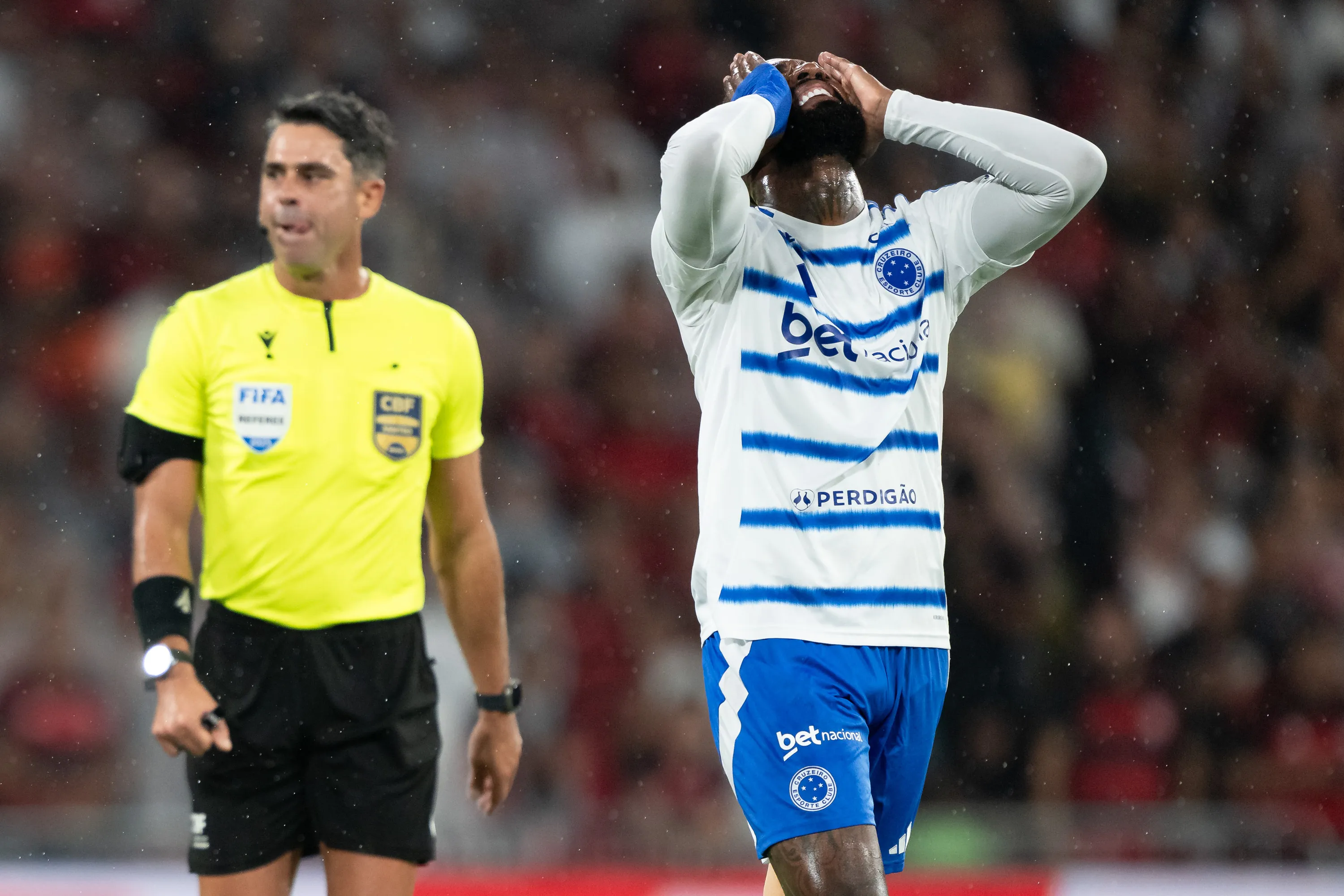 Flávio Rodrigues de Souza não assinalou penalidade a favor do Cruzeiro em puxão de Fagner e revoltou jogadores – Foto: Jorge Rodrigues/AGIF