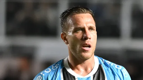 Arthur Melo em campo com a camisa do Imortal.
