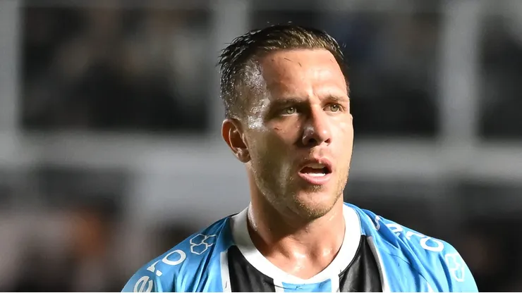 Arthur Melo em campo com a camisa do Imortal.