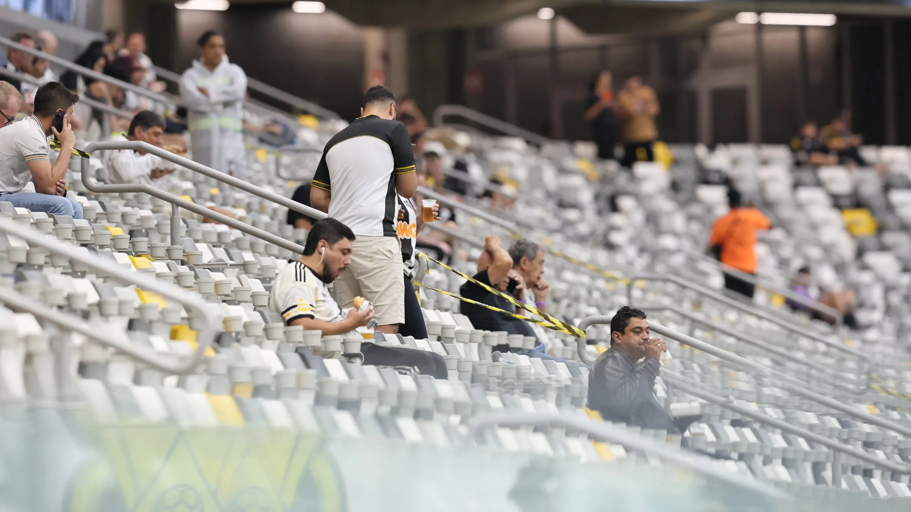 Torcida do Atletico comparece em numero muito pequeno na partida contra Internacional no estadio Arena MRV pelo campeonato Brasileiro A 2026. Foto: Gilson Lobo/AGIF
