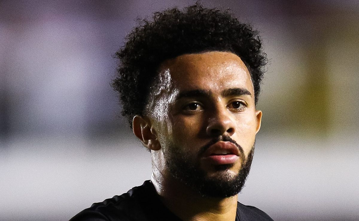 Claudinho, que interessa ao Santos, deixa o Catar junto com a família por problemas pessoais