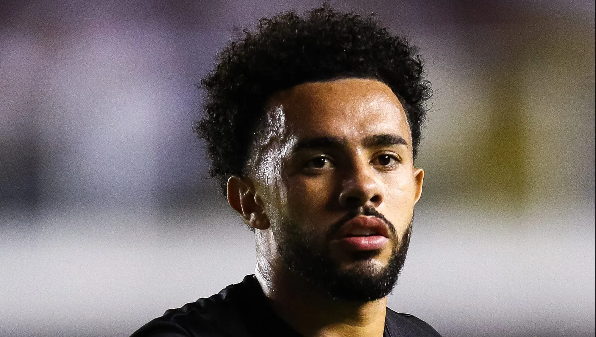 Claudinho atualmente está no Catar