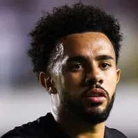 Claudinho, que interessa ao Santos, deixa o Catar junto com a família