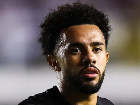 Claudinho, que interessa ao Santos, deixa o Catar junto com a família