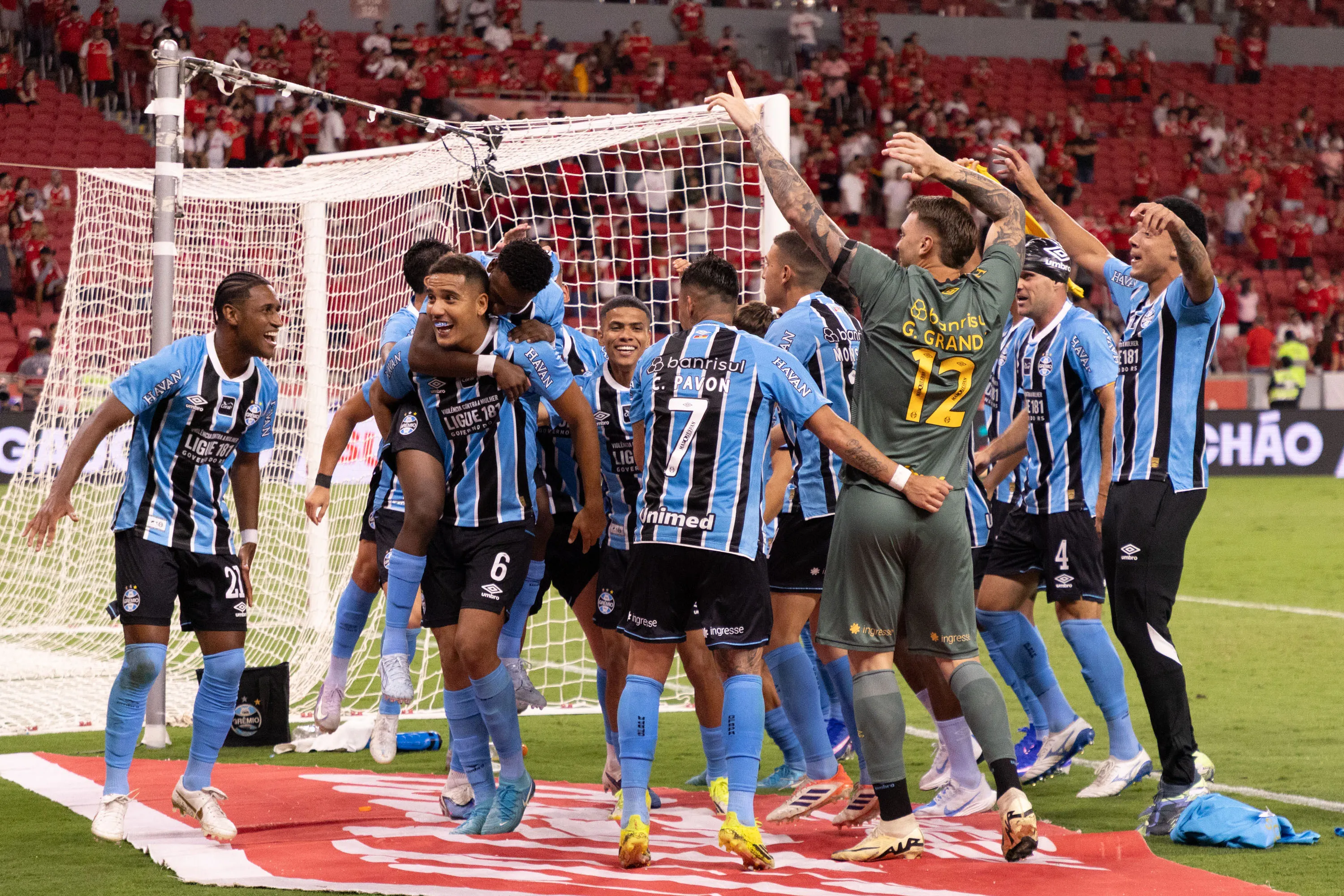 RS – PORTO ALEGRE – 08/03/2026 – GAUCHO 2026, INTERNACIONAL X GREMIO – Jogadores do Gremio comemoram titulo apos partida contra o Internacional no estadio Beira-Rio pelo campeonato Gaucho 2026. Foto: Maxi Franzoi/AGIF