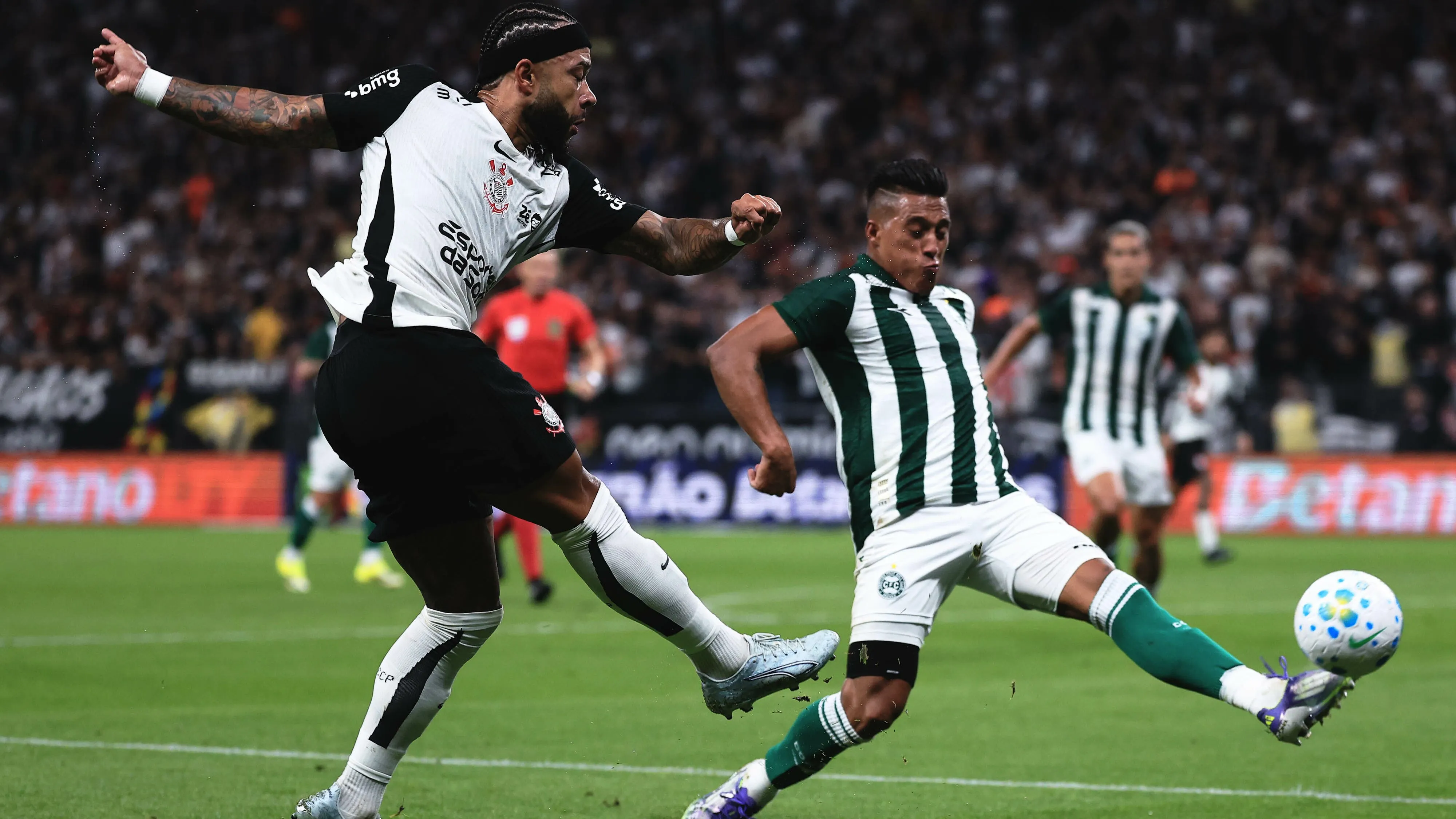 Memphis Depay jogador do Corinthians disputa lance com Gomez jogador do Coritiba durante partida no estadio Arena Corinthians pelo campeonato Brasileiro A 2026. Foto: Ettore Chiereguini/AGIF