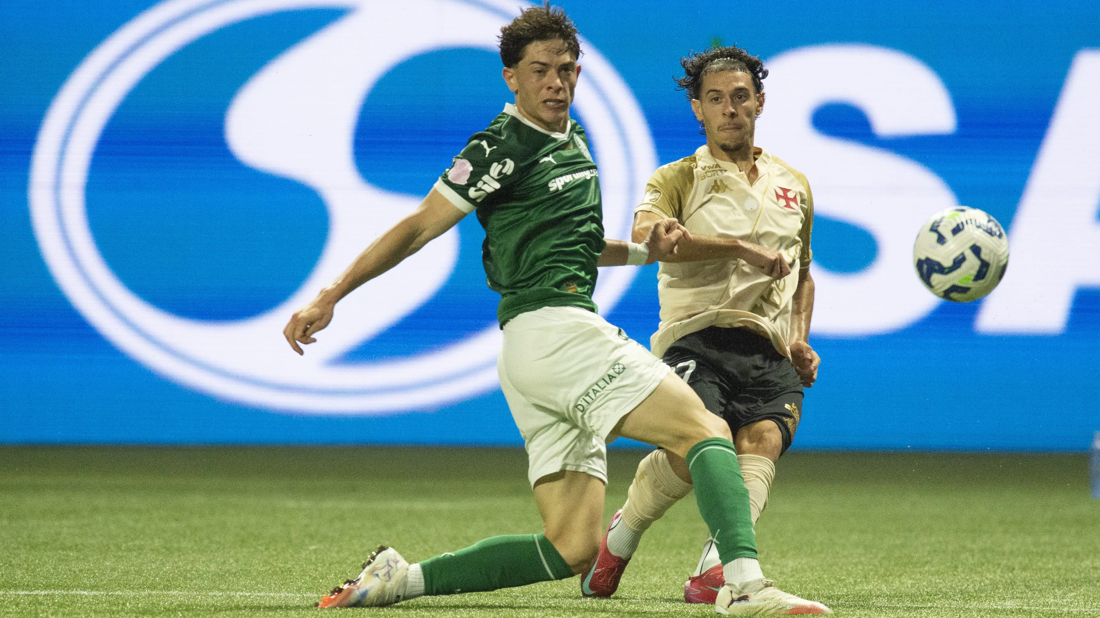 Giay jogador do Palmeiras disputa lance com Nuno Moreira jogador do Vasco durante partida no estadio Arena Allianz Parque pelo campeonato Brasileiro A 2025. Foto: Anderson Romao/AGIF