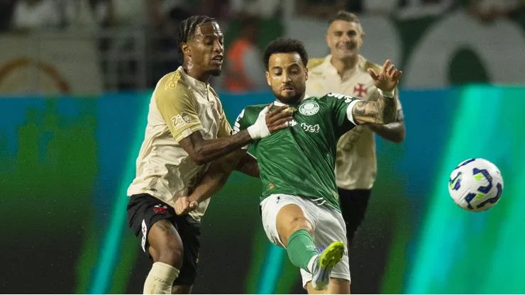 Felipe Anderson jogador do Palmeiras disputa lance com jogador do Vasco durante partida no estadio Arena Allianz Parque pelo campeonato Brasileiro A 2025. Foto: Anderson Romao/AGIF