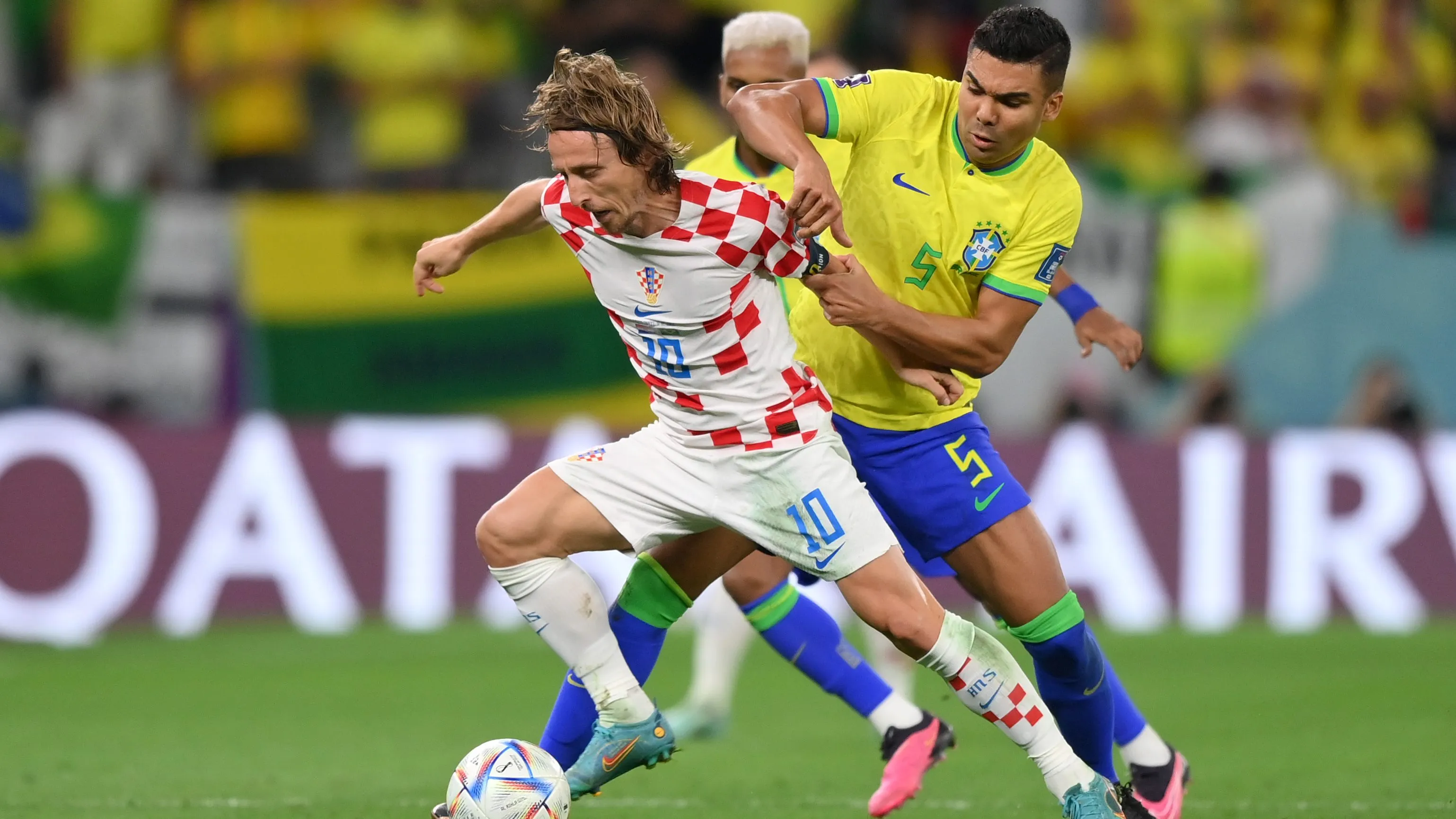 Modric vs Casemiro na Copa de 2022. (Photo by Justin Setterfield/Getty Images)