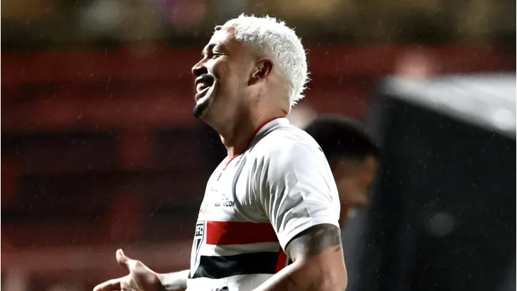 Luciano jogador do Sao Paulo comemora seu gol durante partida contra o Chapecoense no estadio Caninde pelo campeonato Brasileiro A 2025. Foto: Marcello Zambrana/AGIF
