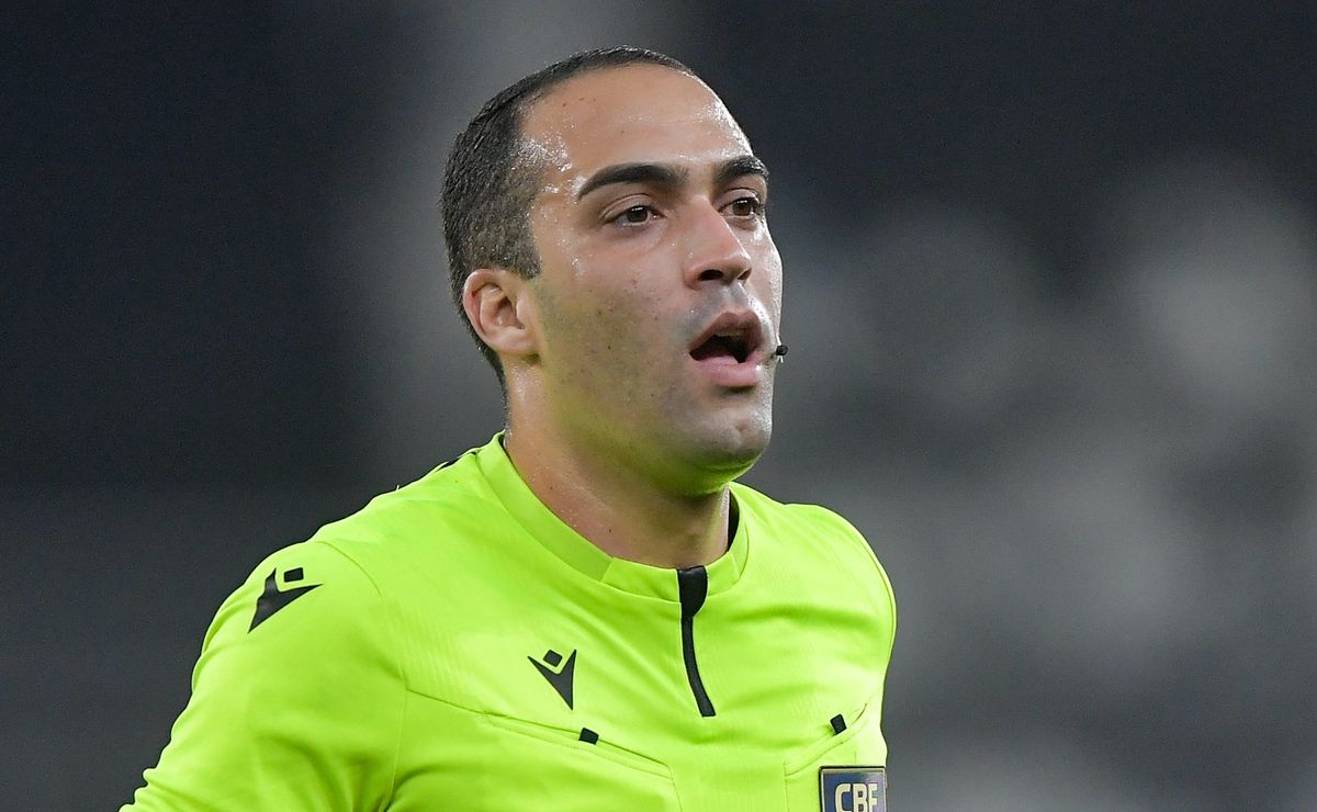 Árbitro Davi de Oliveira Lacerda é acionado em Grêmio x Bragantino para anular gol por impedimento